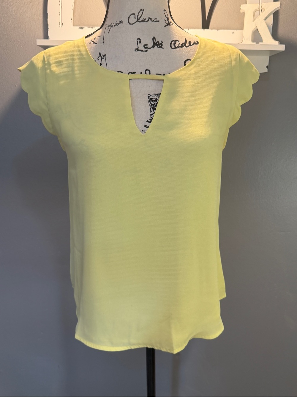 Women’s Yellow Keyhole Cap-Sleeve Blouse